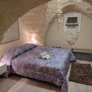 une chambre avec un lit dans un mur de pierre dans l'établissement La maison del corso, à San Foca 28 autres photos