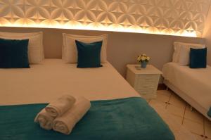 1 dormitorio con 1 cama con toallas en Foz Casa do Turista, en Foz do Iguaçu