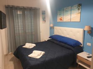 a bedroom with a bed with towels on it at ele&gio accomodation - Sea View in Tropea