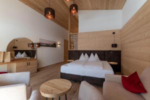 Rúm í herbergi á Alpine Nature Hotel Stoll