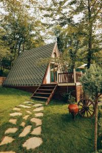 eine kleine Hütte mit einer Veranda und einer Terrasse in der Unterkunft Sapanca Casamia Suit in Sapanca