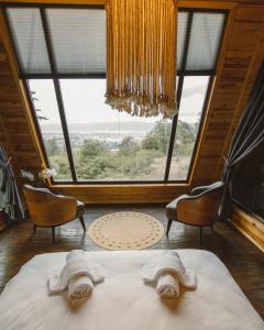 サパンジャにあるSapanca Casamia Suitのベッドルーム1室(ベッド1台、大きな窓付)