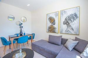 een woonkamer met een bank en een tafel bij Luxury Apartment Marine View in Agios Nikolaos
