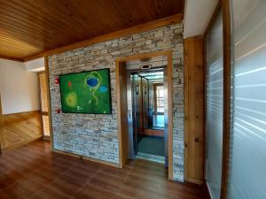 un corridoio di una casa con un muro di pietra di Airy Studio Pirin Golf Aparthotel & Spa H2A92 a Razlog