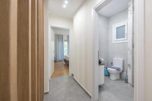 A bathroom at Elegant Suite by CloudKeys Még 36 kép