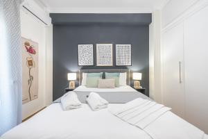 A bed or beds in a room at Elegant Suite by CloudKeys