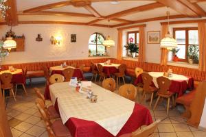 restauracja ze stołami i krzesłami w pokoju w obiekcie Landgasthof Spitzerwirt w mieście St. Georgen im Attergau