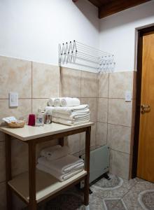 y baño con mesa y toallas. en Departamento Casimiro-Nuevo Amplio en Zona Centro en El Calafate