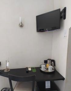 TV a/nebo společenská místnost v ubytování hôtel Le Synaya