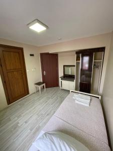 een lege kamer met een bed en een koelkast bij Beyoglu Huzur Hotel in Istanbul