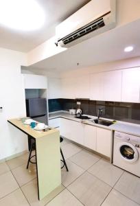 依斯干達公主城的住宿－C3111 Muji Home Almas Suites100mbps Netflix Youtube by STAY，厨房配有桌子、水槽和洗碗机。