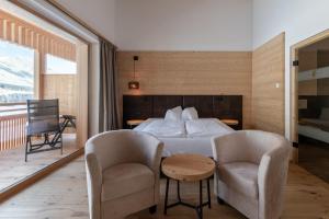 Rúm í herbergi á Alpine Nature Hotel Stoll