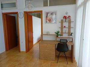 a room with a desk and a chair in it at Apartmán Dagmar in Durrës