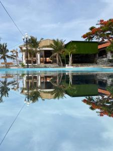 Hồ bơi trong/gần Hòn Cau Resort & Restaurant