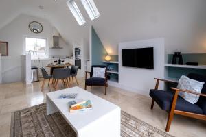 uma sala de estar com um sofá e uma mesa em York House em Aldeburgh