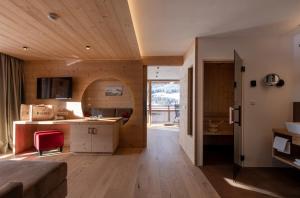 Rúm í herbergi á Alpine Nature Hotel Stoll