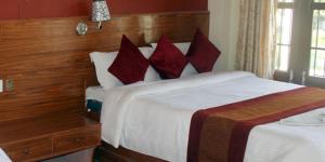 Rúm í herbergi á Chitwan Forest Resort , Chitwan National Park