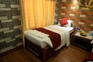 Rúm í herbergi á Chitwan Forest Resort , Chitwan National Park