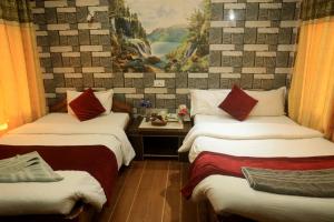 Rúm í herbergi á Chitwan Forest Resort , Chitwan National Park