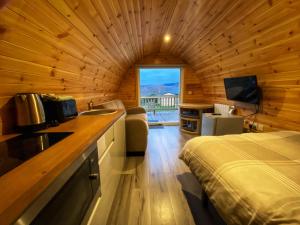 Una habitación con cama y una cocina en una cabaña en Tarbert Holiday Park en Tarbert