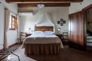 una camera da letto con un grande letto e un grande soffitto di B&B Hotel La Piana a Borgo a Buggiano