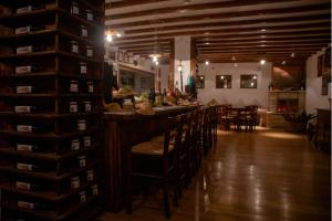 un bar en una habitación con un montón de sillas en Aminta Resort en Genazzano