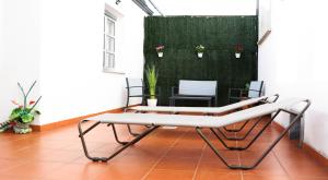 una silla en una habitación con una pared verde en PENSIÓN EL CAMINANTE en Portomarin