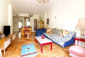 Posezení v ubytování Iphigenia 2 bedroom retro downtown apartment
