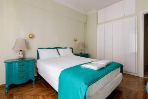 Postel nebo postele na pokoji v ubytování Iphigenia 2 bedroom retro downtown apartment