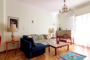 Posezení v ubytování Iphigenia 2 bedroom retro downtown apartment