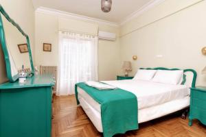 Postel nebo postele na pokoji v ubytování Iphigenia 2 bedroom retro downtown apartment