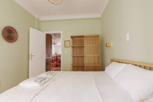 Postel nebo postele na pokoji v ubytování Iphigenia 2 bedroom retro downtown apartment