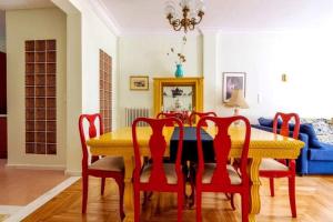 Posezení v ubytování Iphigenia 2 bedroom retro downtown apartment