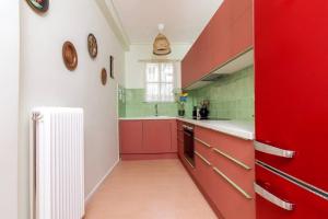 Kuchyň nebo kuchyňský kout v ubytování Iphigenia 2 bedroom retro downtown apartment