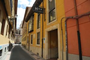 an empty street in an alley between two buildings at Alda Casco Antiguo in León