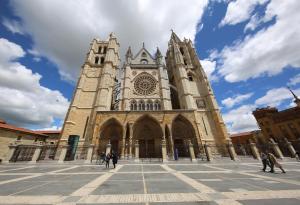 uma grande igreja com uma torre de relógio na frente em Alda Casco Antiguo em León