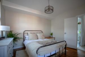 Llit o llits en una habitació de St Owen's Terrace by RentMyHouse