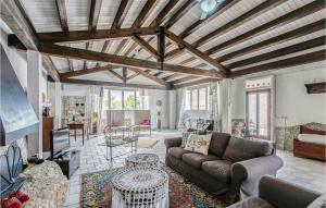 ein Wohnzimmer mit einem Sofa und einem Tisch in der Unterkunft Casale Granati in Rosolini