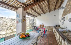 einen Tisch mit einer Obstschale auf einer Terrasse in der Unterkunft Casale Granati in Rosolini