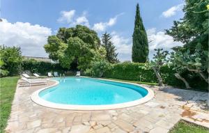 einen Pool im Garten mit Stühlen und Bäumen in der Unterkunft Casale Granati in Rosolini