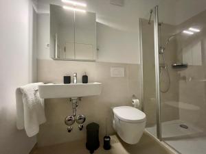 ein Badezimmer mit Toilette, Waschbecken und Dusche in der Unterkunft Studio Stevie Nicks I Workplace I 24in Screen I Kitchen I PS4 in Offenbach + 15 Fotos