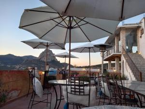 d'une terrasse avec des tables, des chaises et des parasols. dans l'établissement Hotel Villa Peñasco, à Bernal