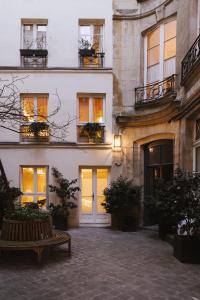 un edificio con una panchina davanti di Pied A Terre - Tuileries a Parigi