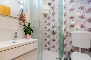 y baño con aseo y ducha. en Apartments & Room Frane, en Dubrovnik