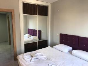- une chambre avec un lit et un grand miroir dans l'établissement AKR SUİTEs, à Istanbul