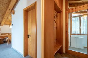 Cette chambre dispose d'une porte en bois et d'une fenêtre. dans l'établissement Casa Darschalè 11, à Laax