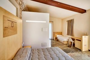 a bedroom with a bed and a desk at Rifugio di Mare in Alghero