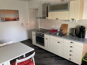 Η κουζίνα ή μικρή κουζίνα στο Gästehaus zur Bienerei