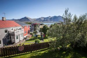 Vistas a una ciudad con montañas en el fondo en Blómasetrið Homestay, en Borgarnes
