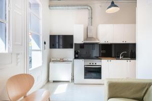 Kuchyňa alebo kuchynka v ubytovaní Cozy Apt with sunny terrace in the heart of Gracia